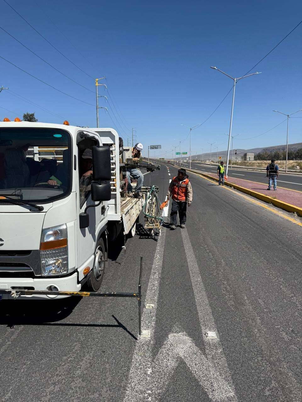 Equipo de demarcación airless trabajando sobre una avenida